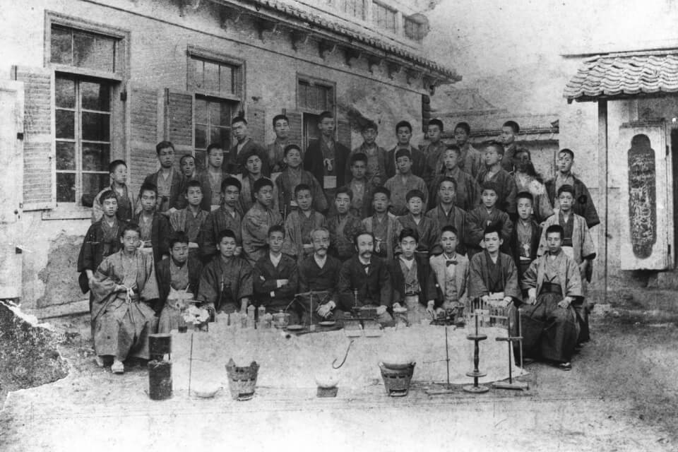 1892年薬学科を廃し、私立京都薬学校を設立