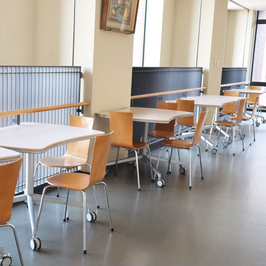 愛学館の階段横のテラス