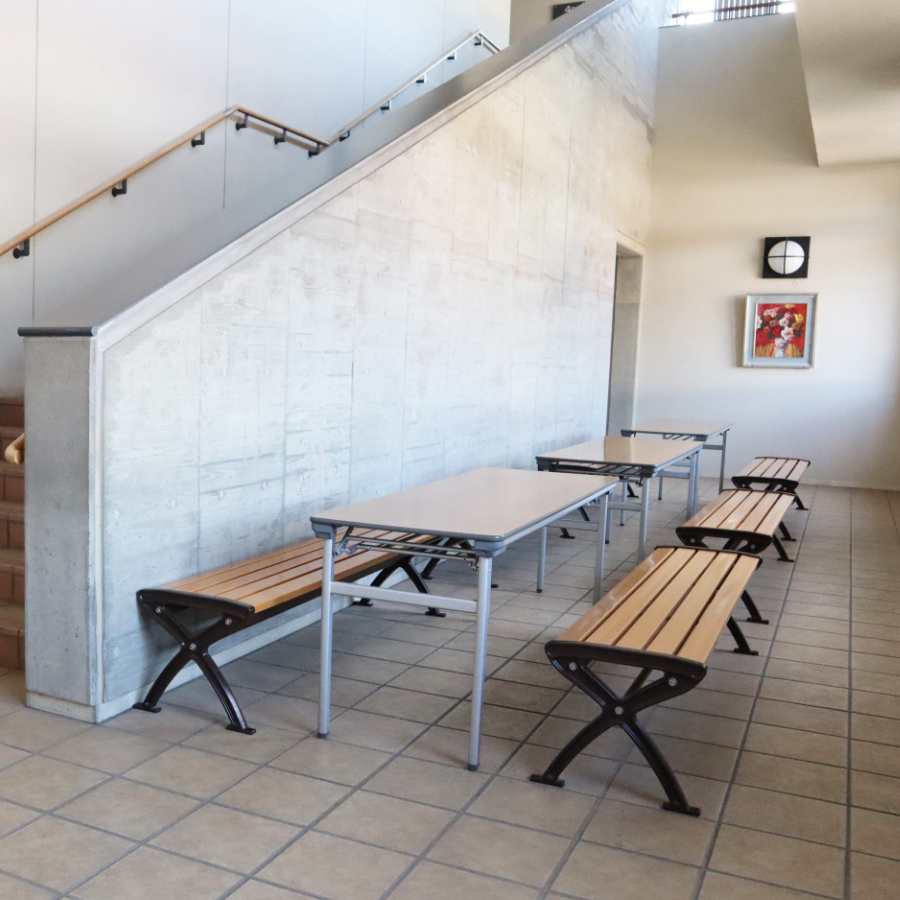 愛学館の大階段の踊り場