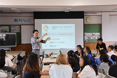 京都市立鏡山小学校で薬物乱用防止教室を開催しました04