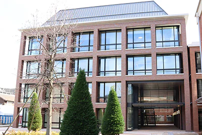 京都薬科大学 10年ぶりに新校舎が完成 「飛翔館」竣工式を開催01