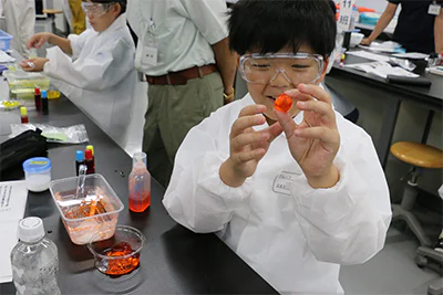 20250728小さな“科学者”誕生！山科区小学校の夏恒例人気イベント「身近な夏の不思議体験2025イン山科」を開催01